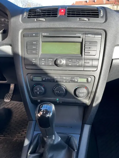 Škoda Octavia 1.6 MPI – STK 2027, servisní knížka 6