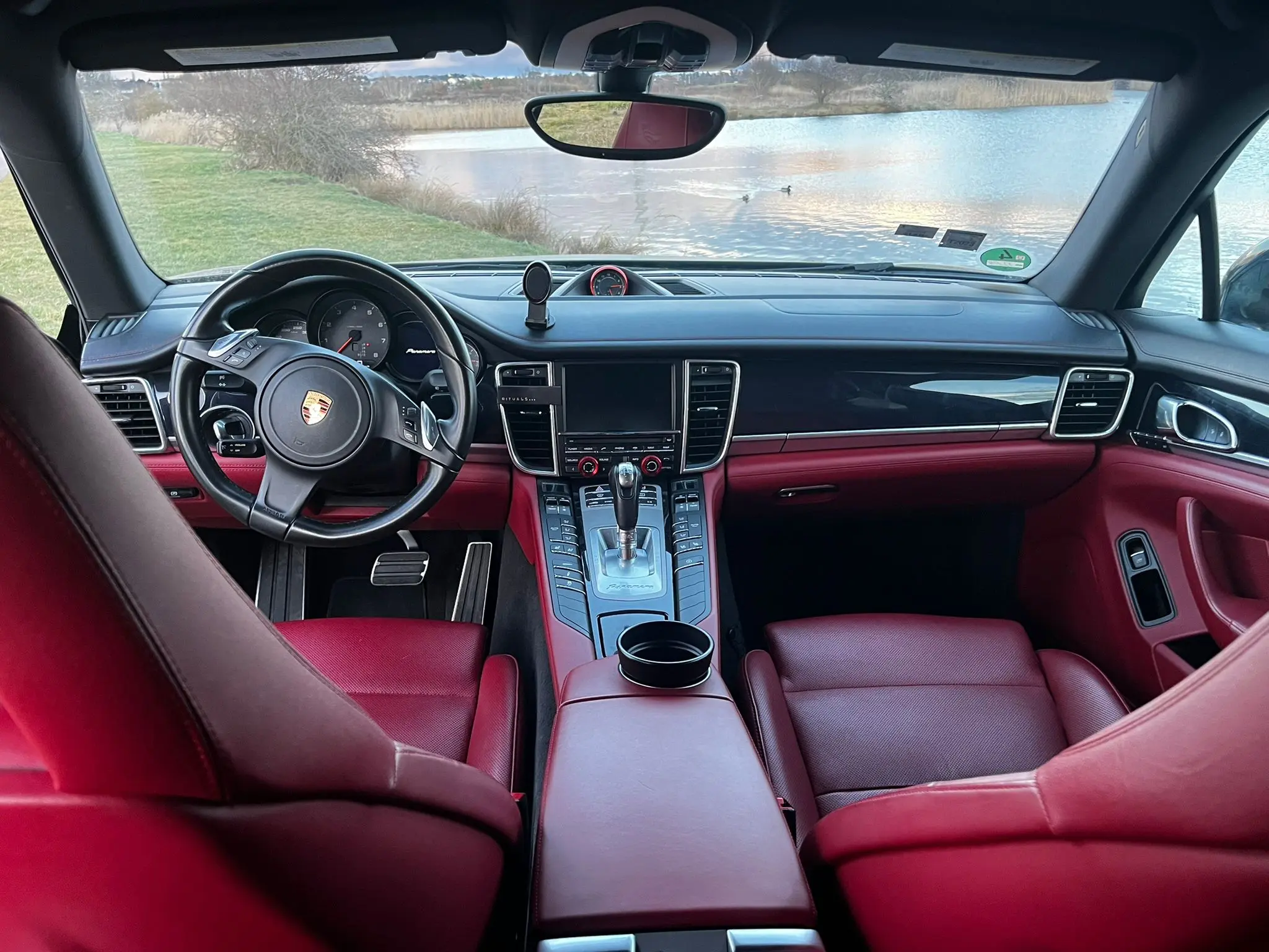 Porsche Ostatní Auto pro někoho, kdo chce Porsche, ale zároveň prostor, klid a sílu v rezervě. Panamera umí jet rychle, ale hlavně umí cestovat – a dělá to s přehledem 5