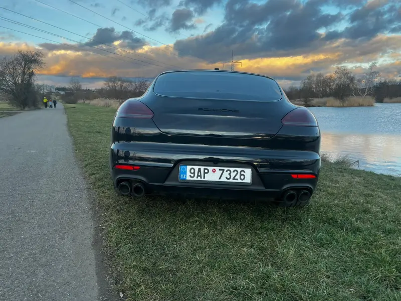 Porsche Ostatní Auto pro někoho, kdo chce Porsche, ale zároveň prostor, klid a sílu v rezervě. Panamera umí jet rychle, ale hlavně umí cestovat – a dělá to s přehledem 2