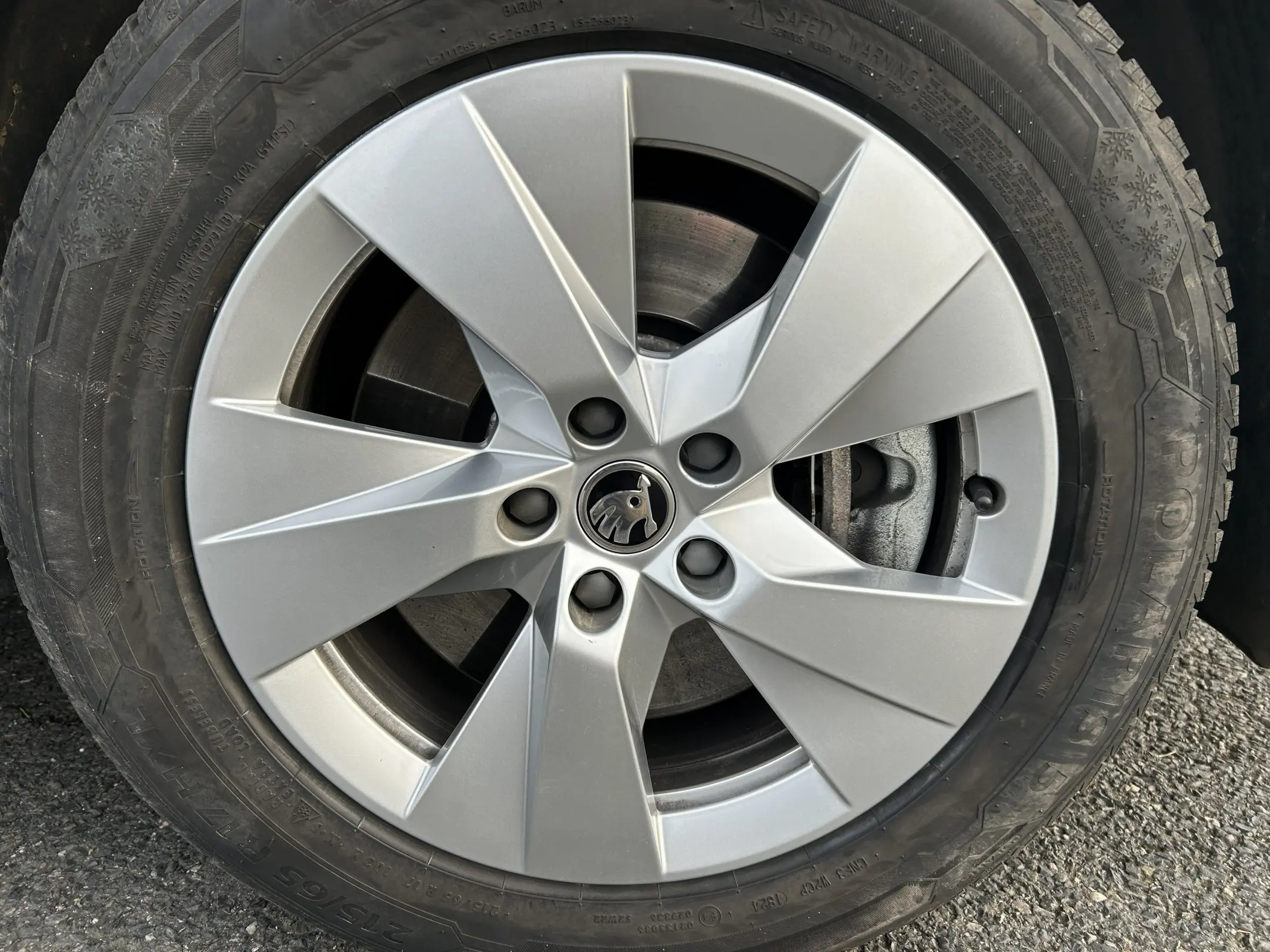 Škoda Kodiaq iV 9/2024 ČR, 1.maj., 1řidič, nebouráno, jako nový, v záruce, zimní+letní pneu, tažné, panorama, nezáv.topení, kessy, adapt.temp., vyhř.volant+všechna sedadla 8