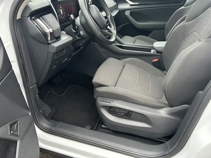 Škoda Kodiaq iV 9/2024 ČR, 1.maj., 1řidič, nebouráno, jako nový, v záruce, zimní+letní pneu, tažné, panorama, nezáv.topení, kessy, adapt.temp., vyhř.volant+všechna sedadla 2