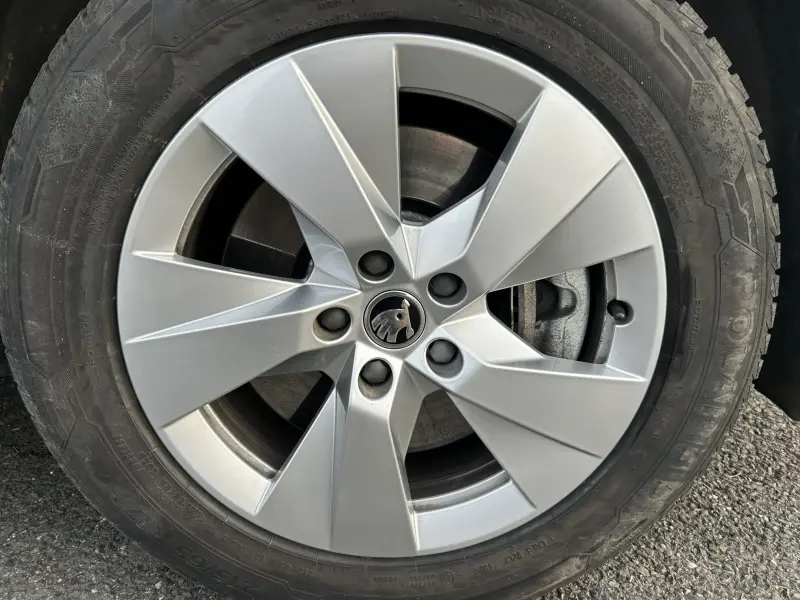 Škoda Kodiaq iV 9/2024 ČR, 1.maj., 1řidič, nebouráno, jako nový, v záruce, zimní+letní pneu, tažné, panorama, nezáv.topení, kessy, adapt.temp., vyhř.volant+všechna sedadla 8