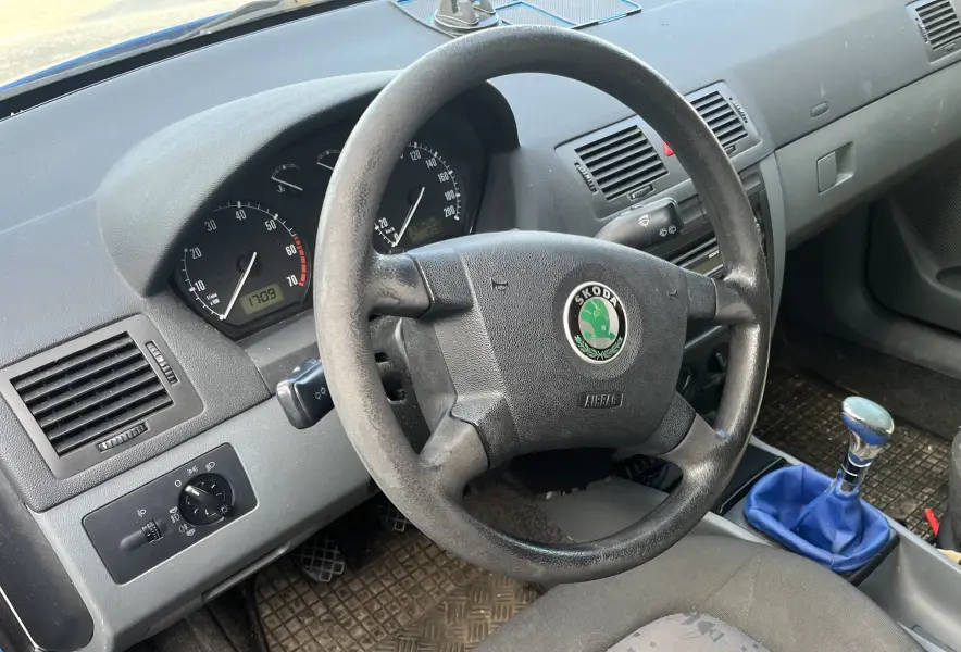 Škoda Fabia r. 2004, 136 260 km, do města  3